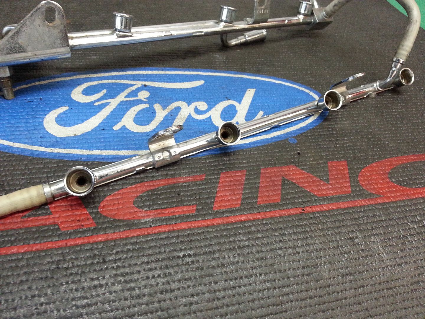 Ford OEM Fuel Injection Rail with schrader valve FOR FUEL PRESSURE 5.0